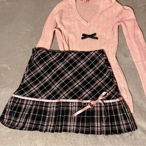 PINK AND BLACK PLAID BOW PLEATED
MINI SKIRT